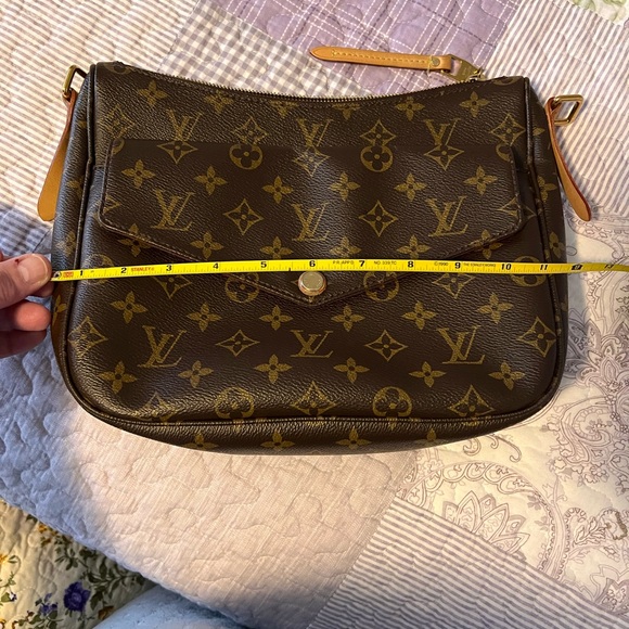 Louie Vuitton Crossbody/Shoulder Handbag Complete With Original Bill of Sale - Picture 9 of 11